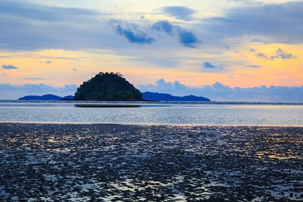 เที่ยวทะเลให้เต็มที่ ฝนนี้ต้องไปตะลุยทะเลตรัง เที่ยวทะเลให้เต็มที่ ฝนนี้ต้องไปตะลุยทะเลตรัง