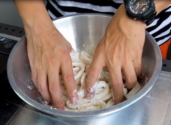 ปลาหมึกชุบแป้งทอด ปลาหมึกชุบแป้งทอด
