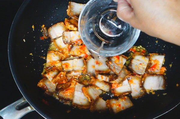 ผัดกะเพราหมูกรอบไข่ดาว ผัดกะเพราหมูกรอบไข่ดาว