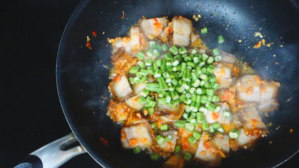 ผัดกะเพราหมูกรอบไข่ดาว ผัดกะเพราหมูกรอบไข่ดาว