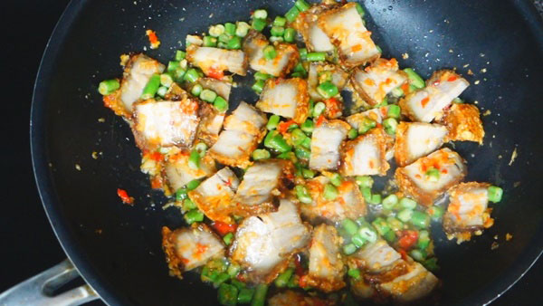 ผัดกะเพราหมูกรอบไข่ดาว ผัดกะเพราหมูกรอบไข่ดาว