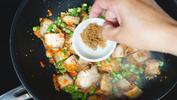 ผัดกะเพราหมูกรอบไข่ดาว ผัดกะเพราหมูกรอบไข่ดาว