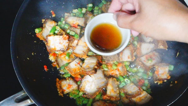 ผัดกะเพราหมูกรอบไข่ดาว ผัดกะเพราหมูกรอบไข่ดาว
