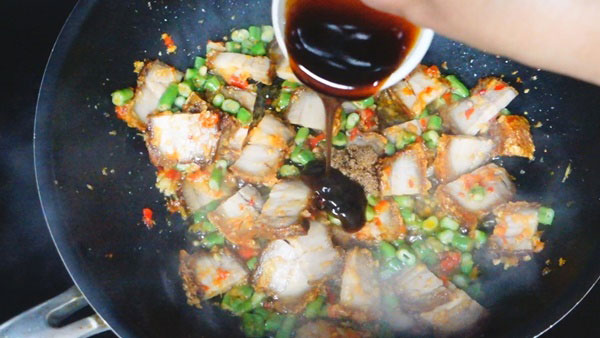 ผัดกะเพราหมูกรอบไข่ดาว ผัดกะเพราหมูกรอบไข่ดาว