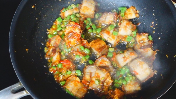 ผัดกะเพราหมูกรอบไข่ดาว ผัดกะเพราหมูกรอบไข่ดาว