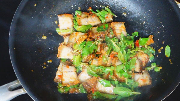 ผัดกะเพราหมูกรอบไข่ดาว ผัดกะเพราหมูกรอบไข่ดาว