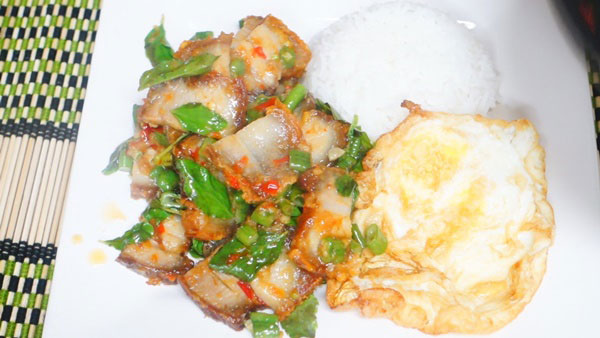 ผัดกะเพราหมูกรอบไข่ดาว ผัดกะเพราหมูกรอบไข่ดาว