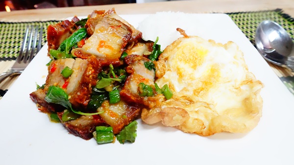 ผัดกะเพราหมูกรอบไข่ดาว ผัดกะเพราหมูกรอบไข่ดาว