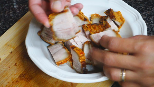 ผัดกะเพราหมูกรอบไข่ดาว ผัดกะเพราหมูกรอบไข่ดาว