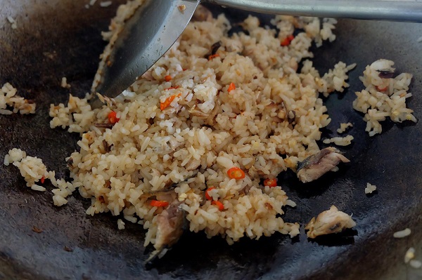 ข้าวผัดปลาทูพริกสดใส่ชะอม ข้าวผัดปลาทูพริกสดใส่ชะอม