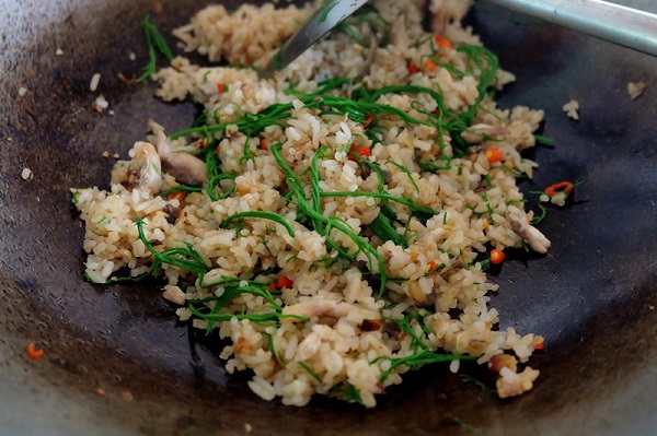 ข้าวผัดปลาทูพริกสดใส่ชะอม ข้าวผัดปลาทูพริกสดใส่ชะอม