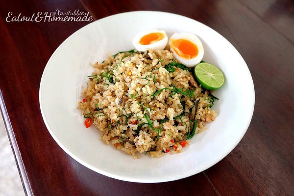 ข้าวผัดปลาทูพริกสดใส่ชะอม ข้าวผัดปลาทูพริกสดใส่ชะอม
