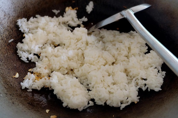 ข้าวผัดปลาทูพริกสดใส่ชะอม ข้าวผัดปลาทูพริกสดใส่ชะอม