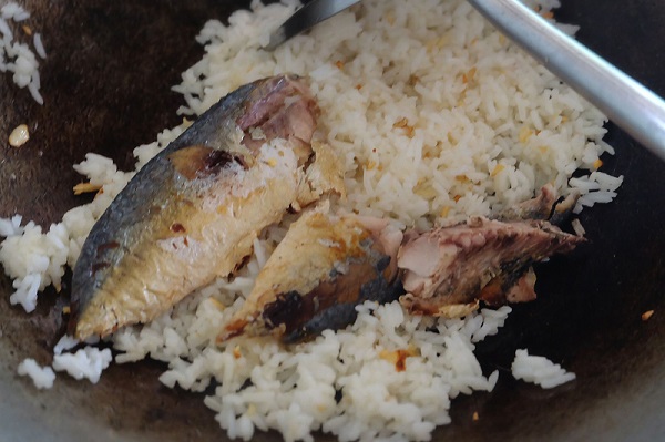 ข้าวผัดปลาทูพริกสดใส่ชะอม ข้าวผัดปลาทูพริกสดใส่ชะอม