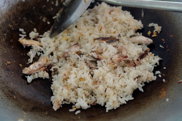 ข้าวผัดปลาทูพริกสดใส่ชะอม ข้าวผัดปลาทูพริกสดใส่ชะอม