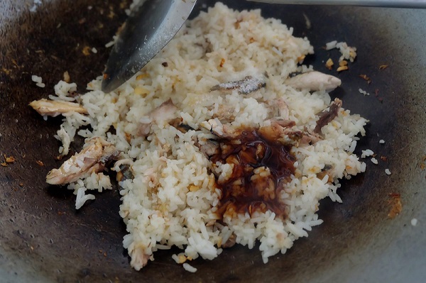ข้าวผัดปลาทูพริกสดใส่ชะอม ข้าวผัดปลาทูพริกสดใส่ชะอม