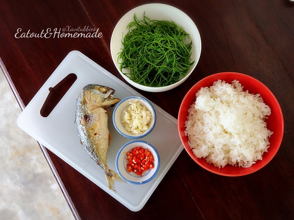 ข้าวผัดปลาทูพริกสดใส่ชะอม ข้าวผัดปลาทูพริกสดใส่ชะอม