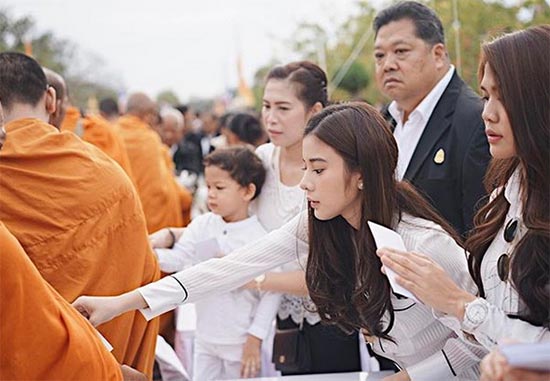 ชุดไปวัดดารา ชุดไปวัดดารา