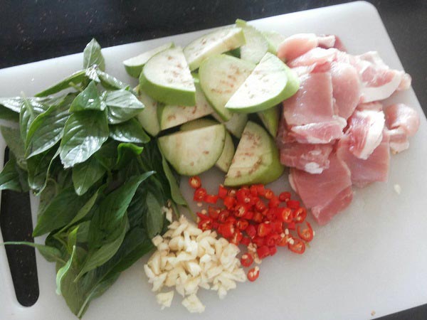 ผัดมะเขือยาวใบโหระพา ผัดมะเขือยาวใบโหระพา