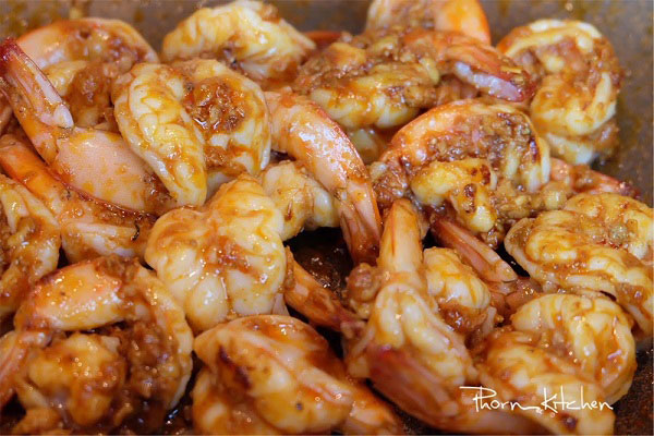 กุ้งกระเทียมพริกไทยราดข้าว กุ้งกระเทียมพริกไทยราดข้าว