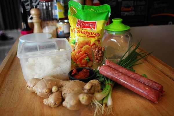 ยำแหนมข้าวทอดใส่หมูสับ ยำแหนมข้าวทอดใส่หมูสับ