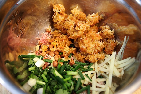 ยำแหนมข้าวทอดใส่หมูสับ ยำแหนมข้าวทอดใส่หมูสับ