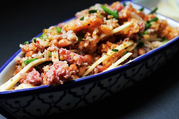 ยำแหนมข้าวทอดใส่หมูสับ ยำแหนมข้าวทอดใส่หมูสับ