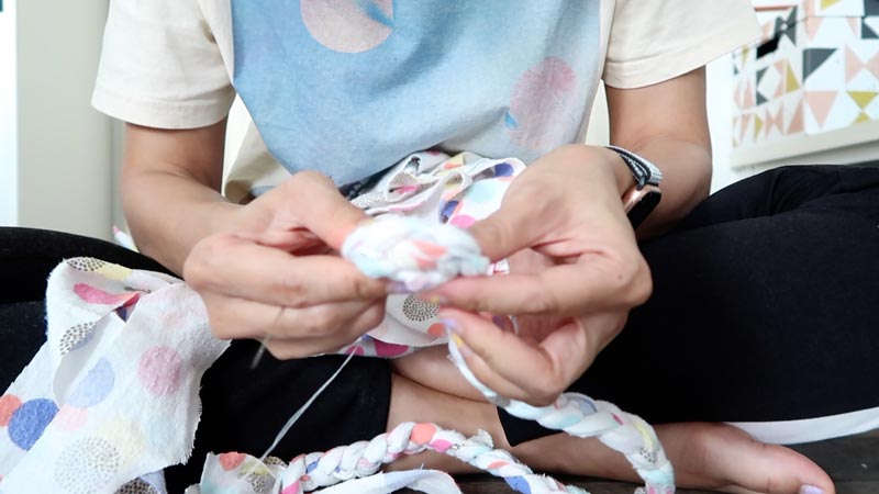 DIY พรมเช็ดเท้าจากเสื้อ DIY พรมเช็ดเท้าจากเสื้อ