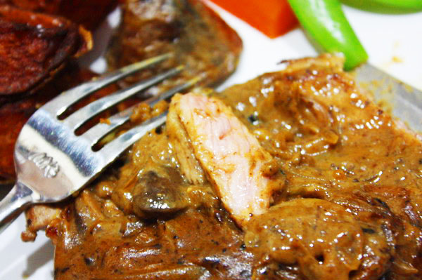 สเต็กหมูราดซอสเห็ดหอม
