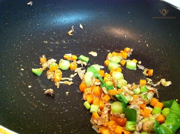 ข้าวผัดคะน้าปลาเค็ม ครบรสความอร่อยกลิ่นหอมชวนหิว ข้าวผัดคะน้าปลาเค็ม ครบรสความอร่อยกลิ่นหอมชวนหิว